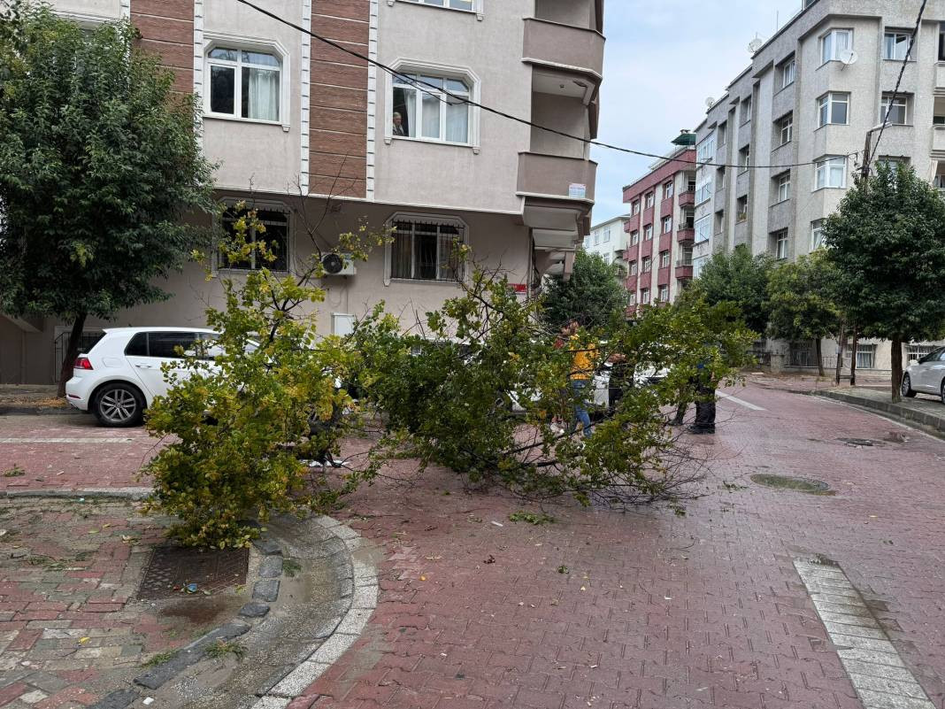 İstanbul'da sağanak hayatı felç etti! Araçlar sular altında kaldı - Resim: 35